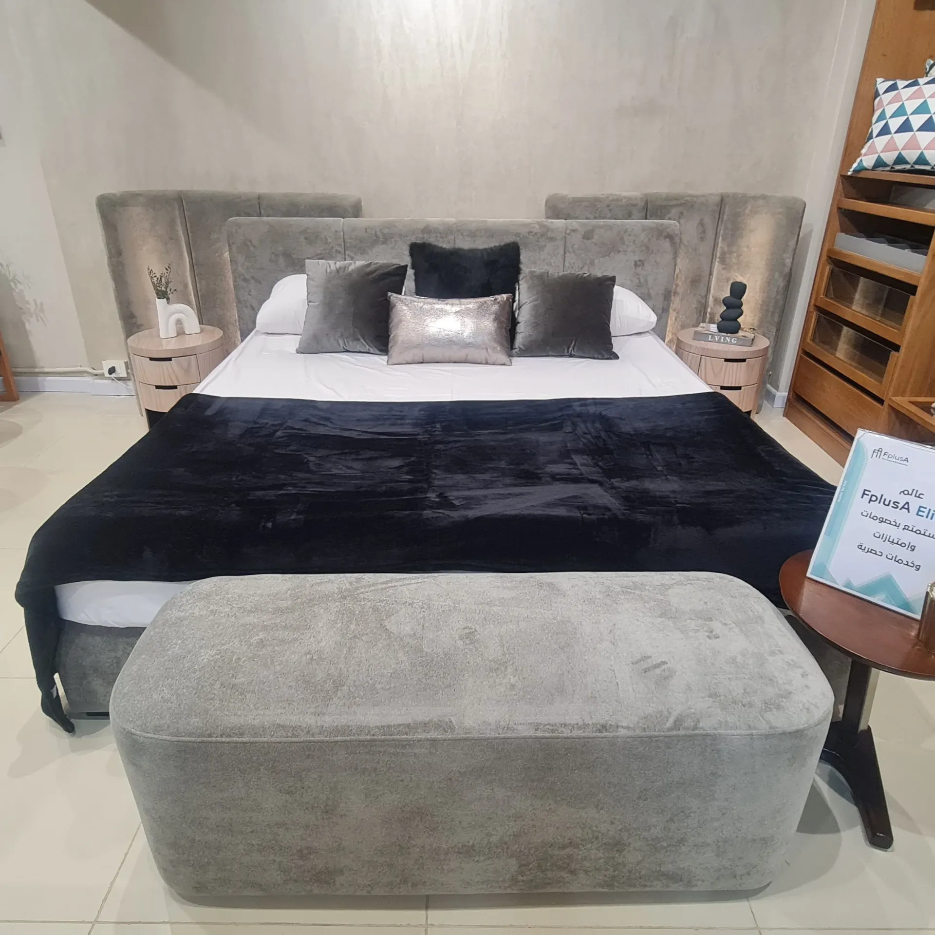[P260001570904] Halo Bed + 2 Nightstand + Banquet